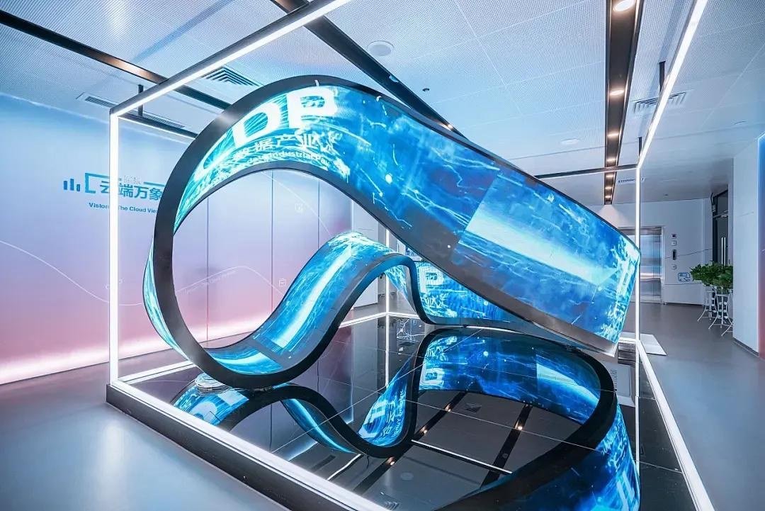 Flexible LED Display - Creative curved installation